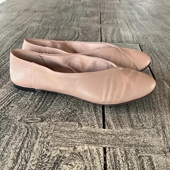 MaxMara made in Italy soft flexible leather light weight slip on ballet flats